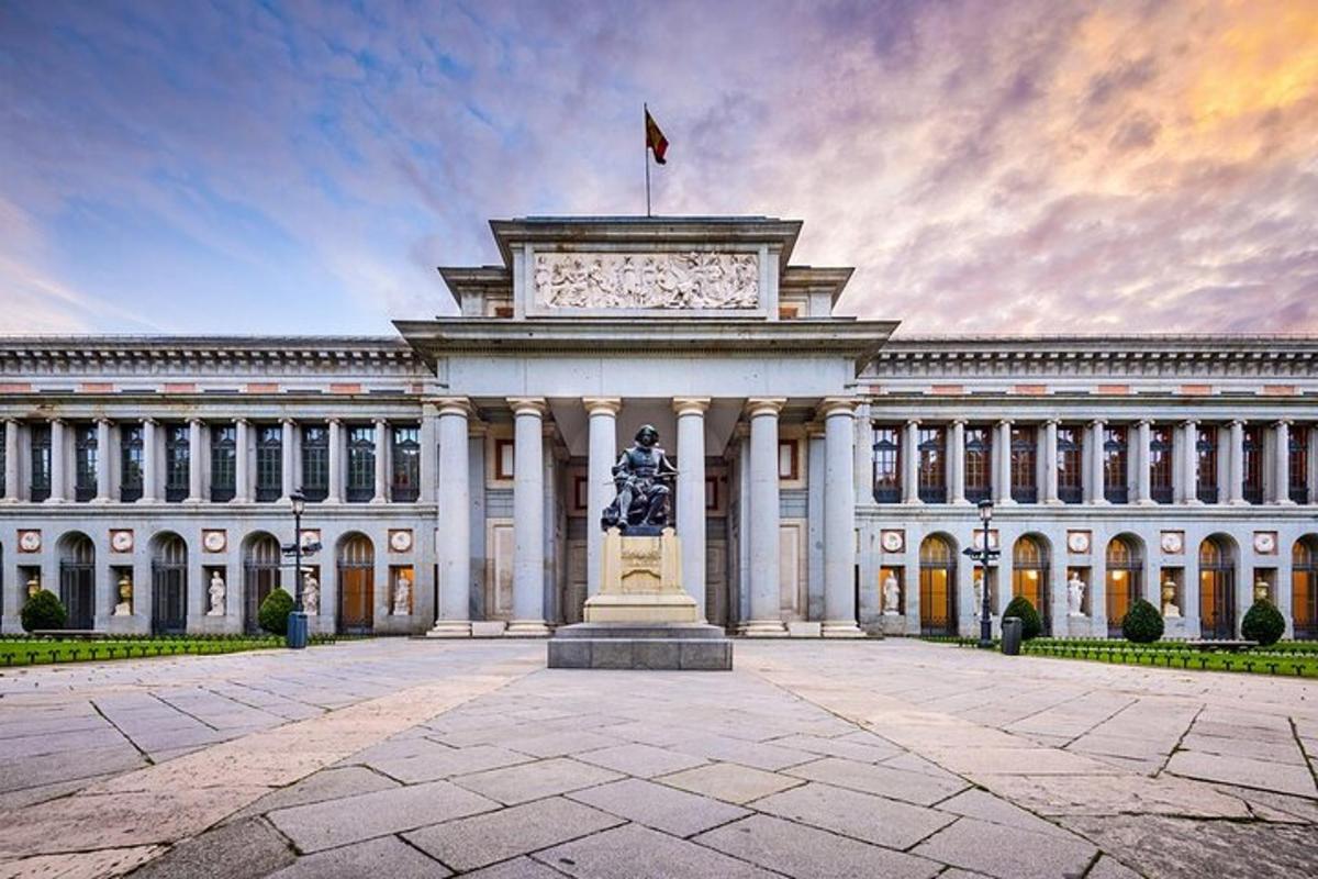 un grande edificio con una statua di fronte