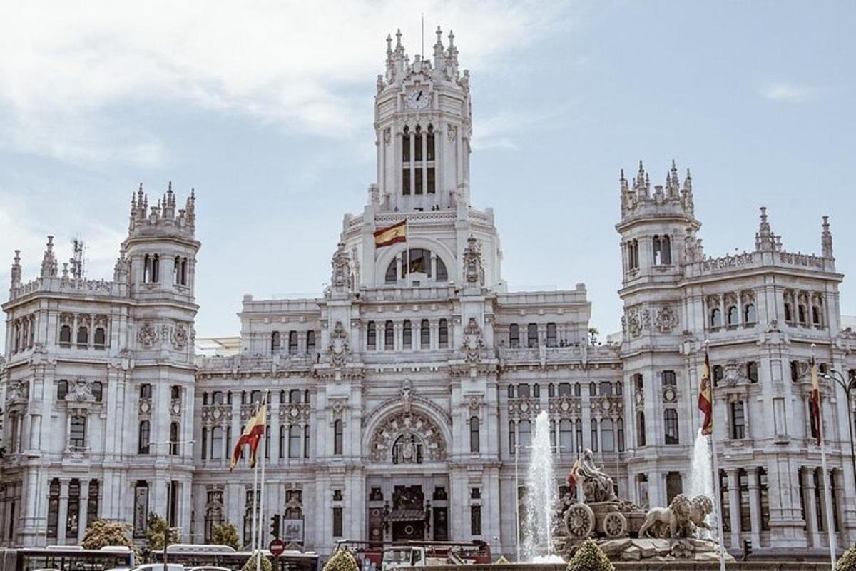 un grande edificio con una fontana di fronte