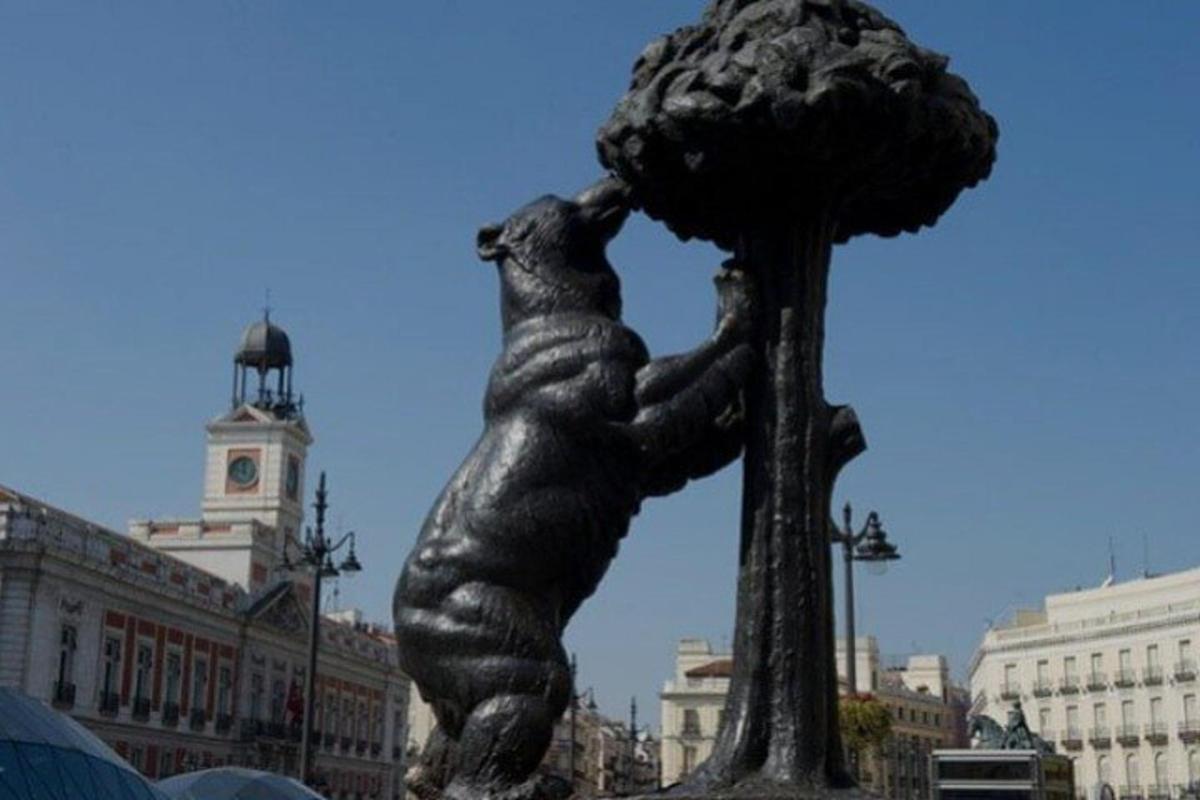 una statua di un orso che abbraccia un albero