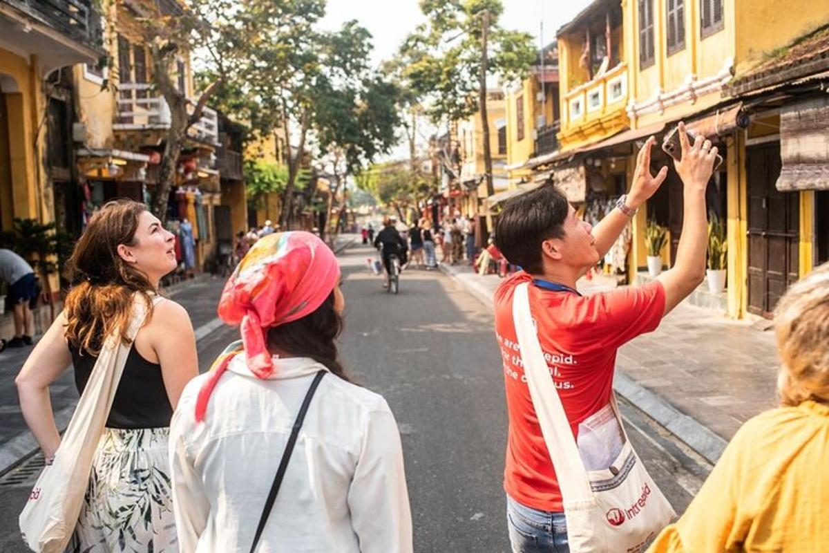 sekumpulan orang berdiri di jalan bandar