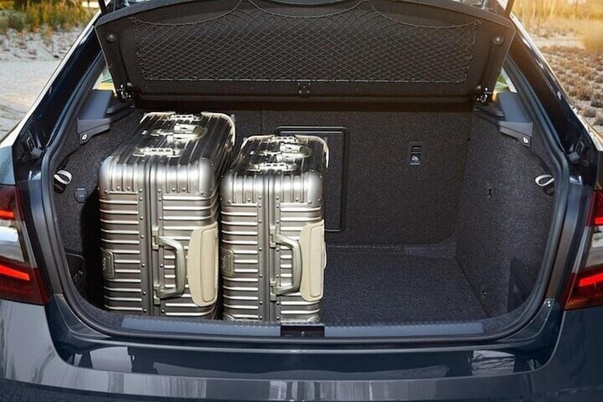 zwei Motoren im Kofferraum eines Autos