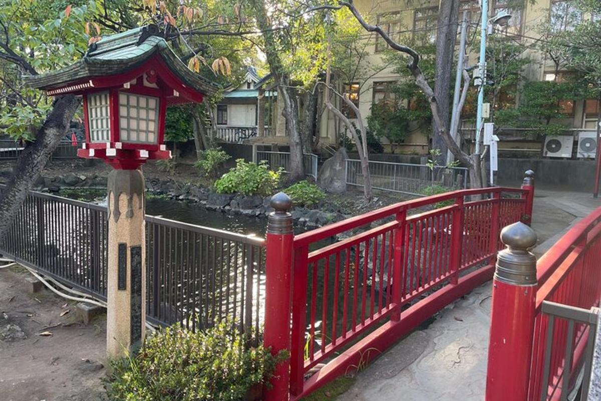 橋の上の提灯と赤い柵