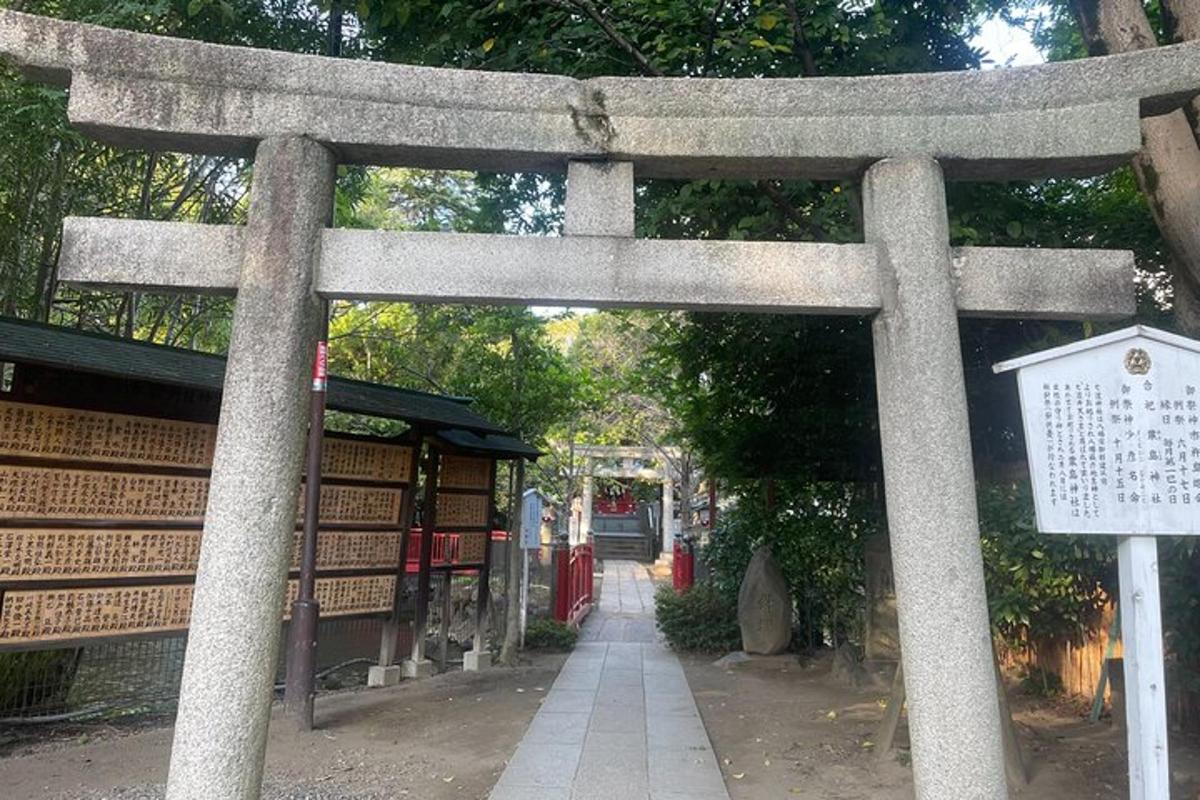 石のアーチがある神社の入り口