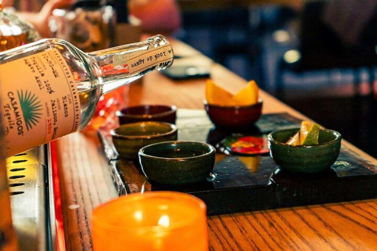 o băutură turnată într-o tavă cu boluri pe un bar