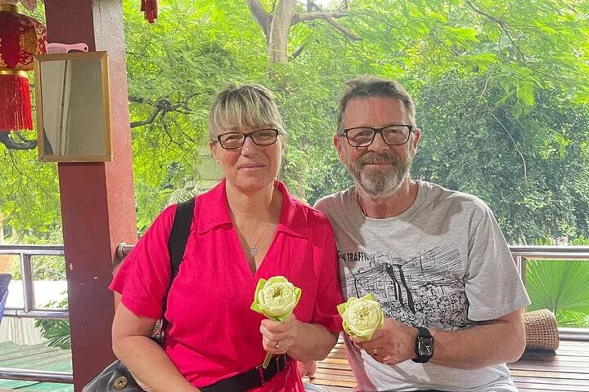 mees ja naine hoiavad verandal lilli