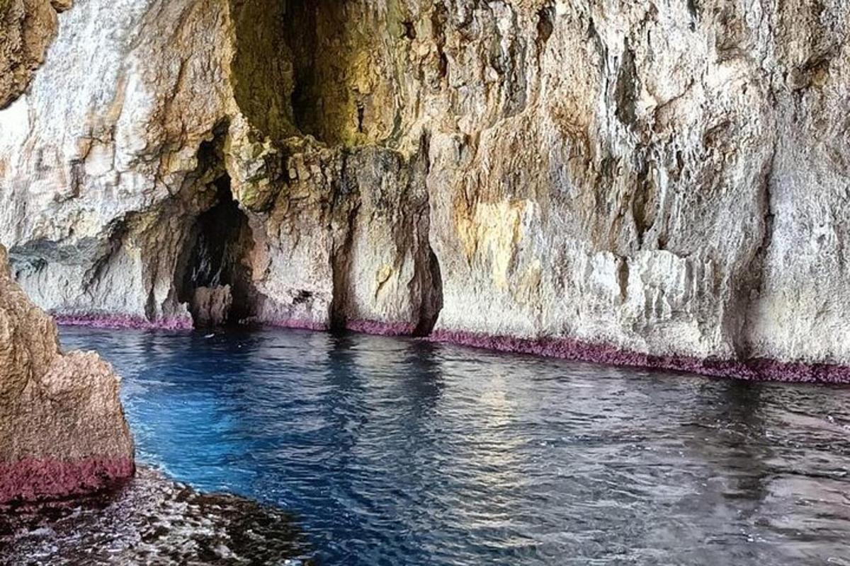 una cova de roca amb un riu a dins
