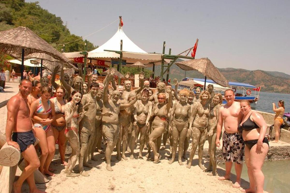 un gruppo di uomini in costume da bagno su una spiaggia