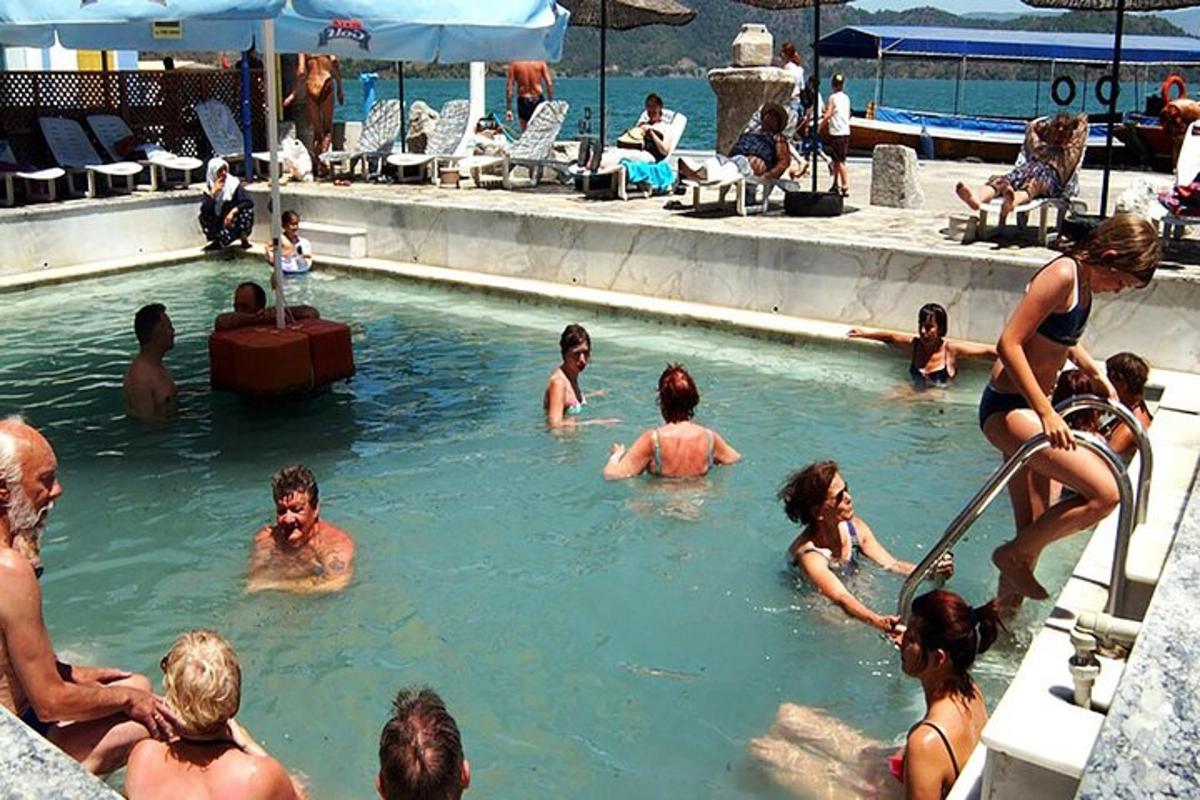 un gruppo di persone in una piscina