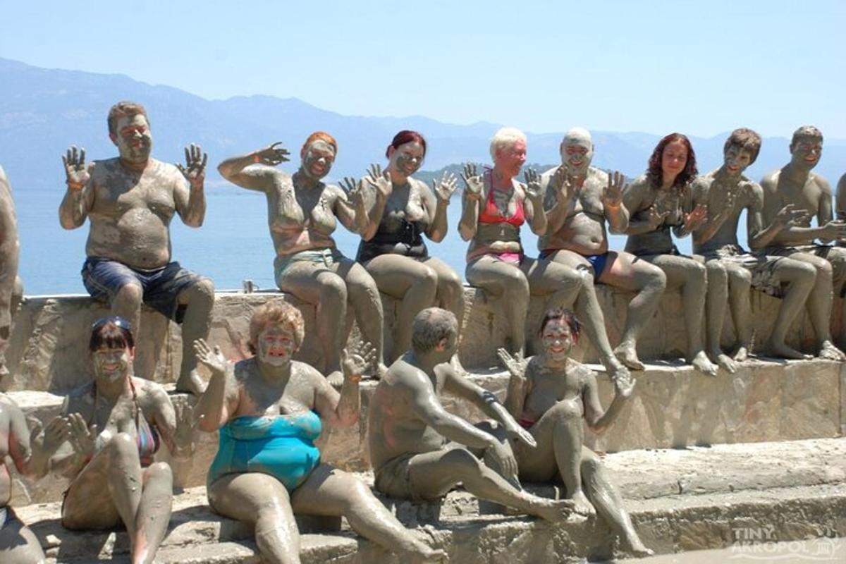 un gruppo di uomini e donne seduti su un muro