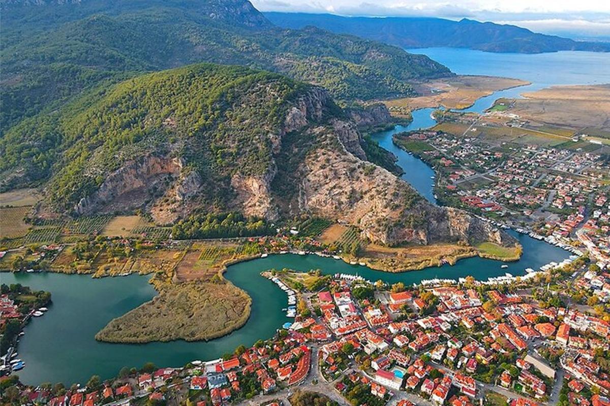 una vista aerea di una città vicino a un fiume
