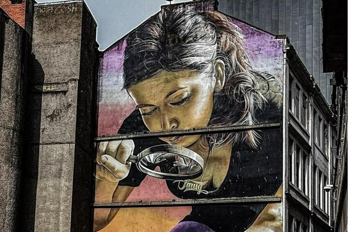 una pintura de una mujer mirándose en un espejo
