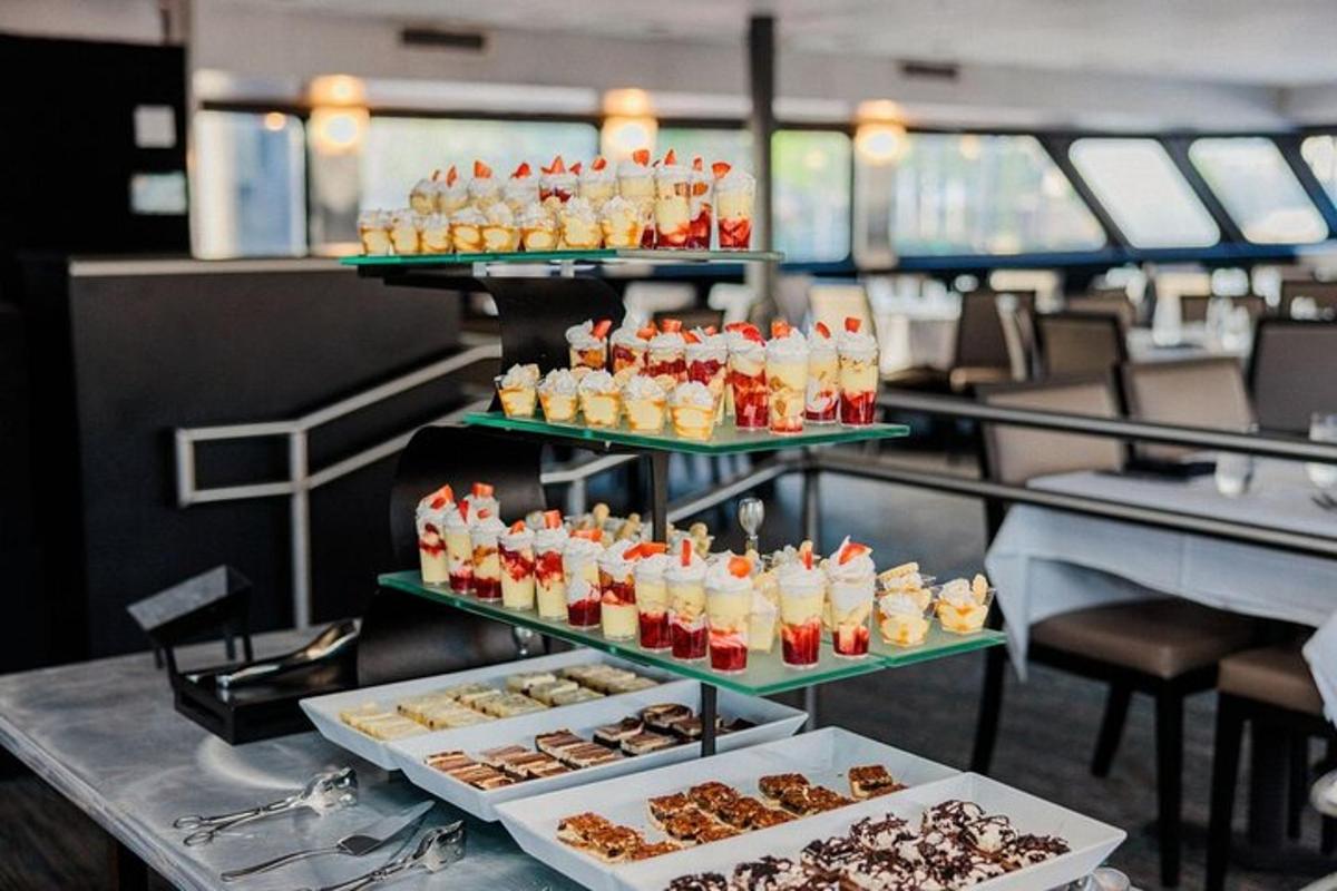một quầy buffet với nhiều loại thực phẩm khác nhau được trưng bày