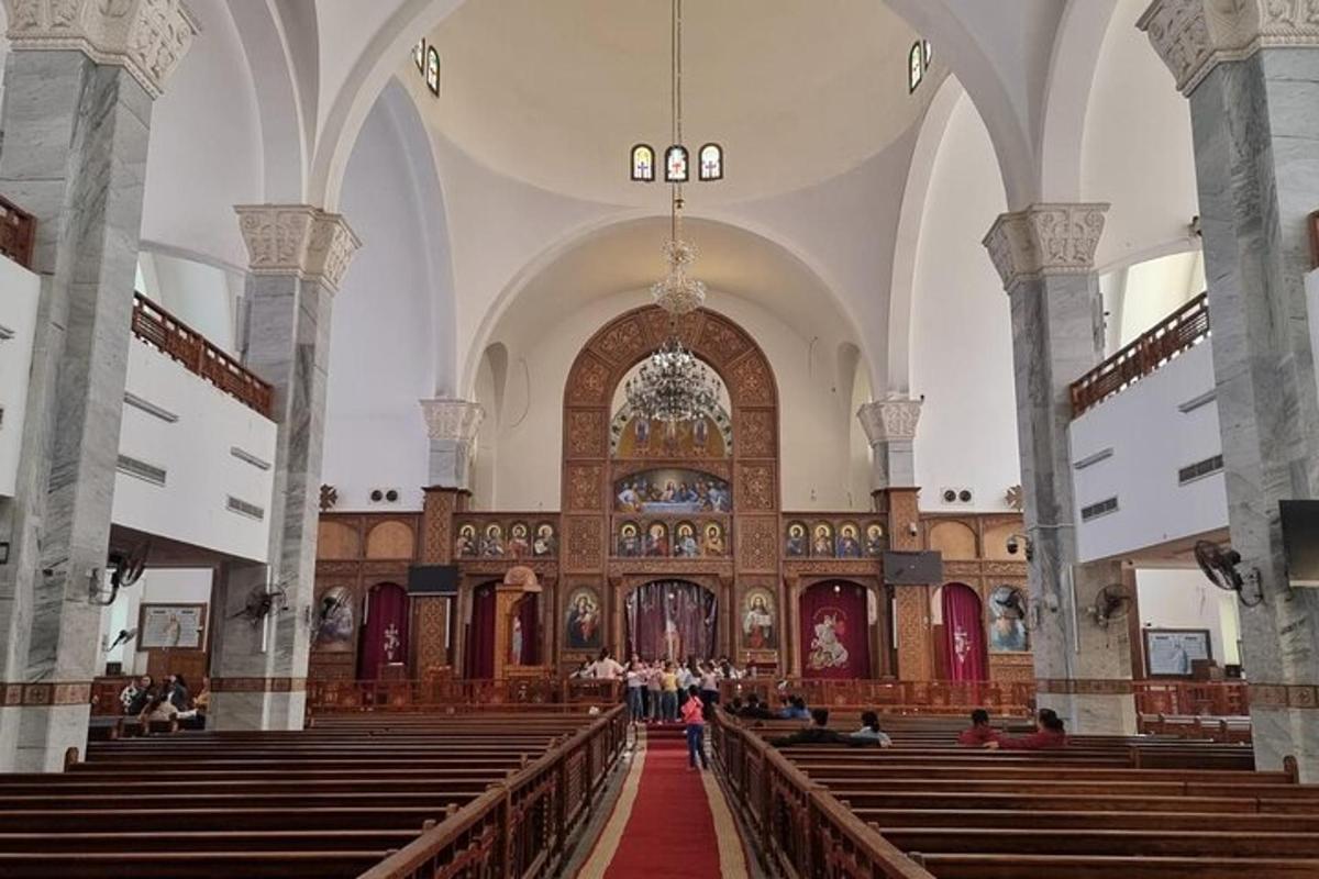 uma grande igreja com bancos e um grande altar