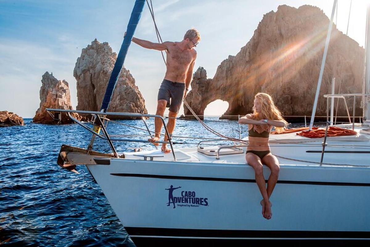 een man en een vrouw op een zeilboot in het water
