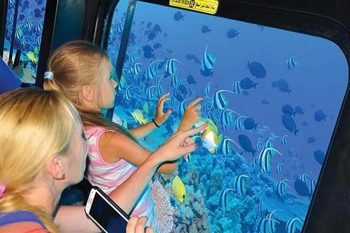 dos nens mirant peixos en un aquari