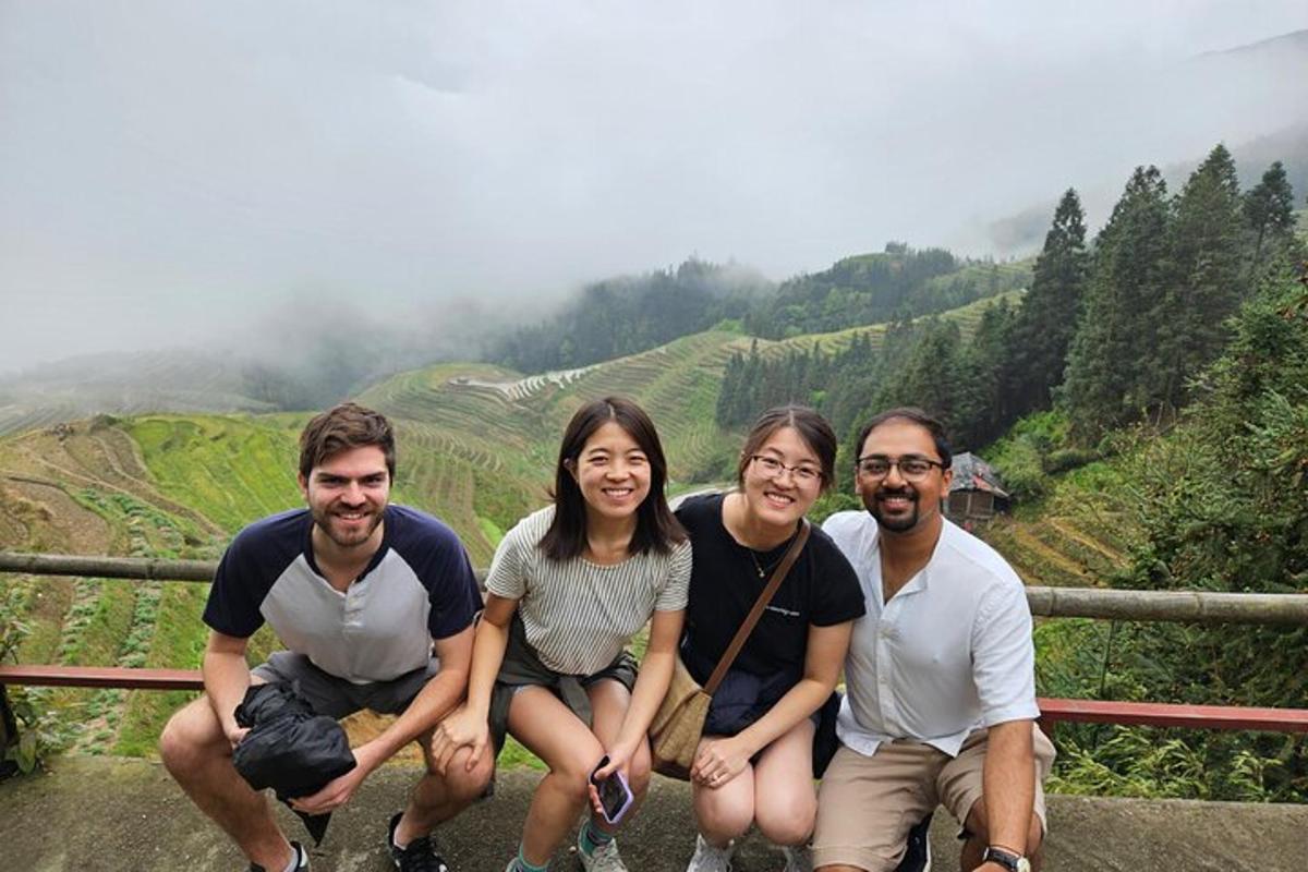 un gruppo di persone in posa per una foto su una montagna