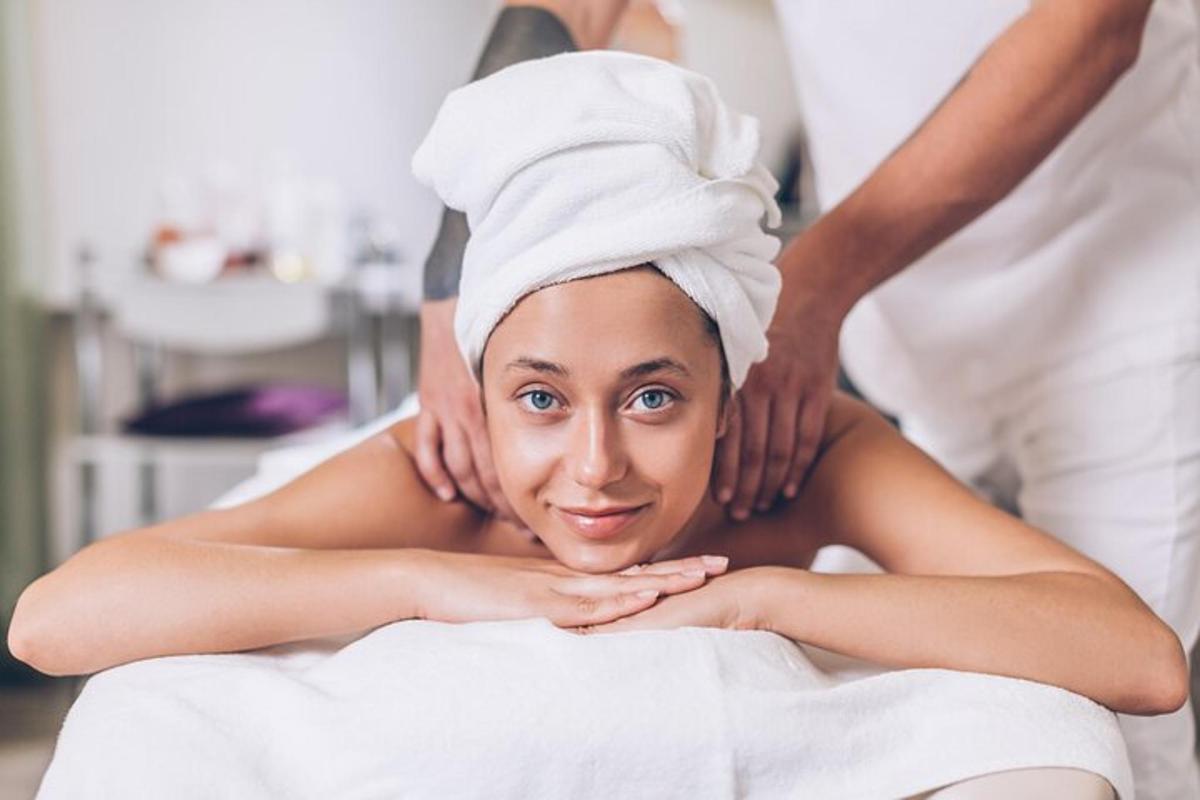 una donna in una spa che riceve un massaggio