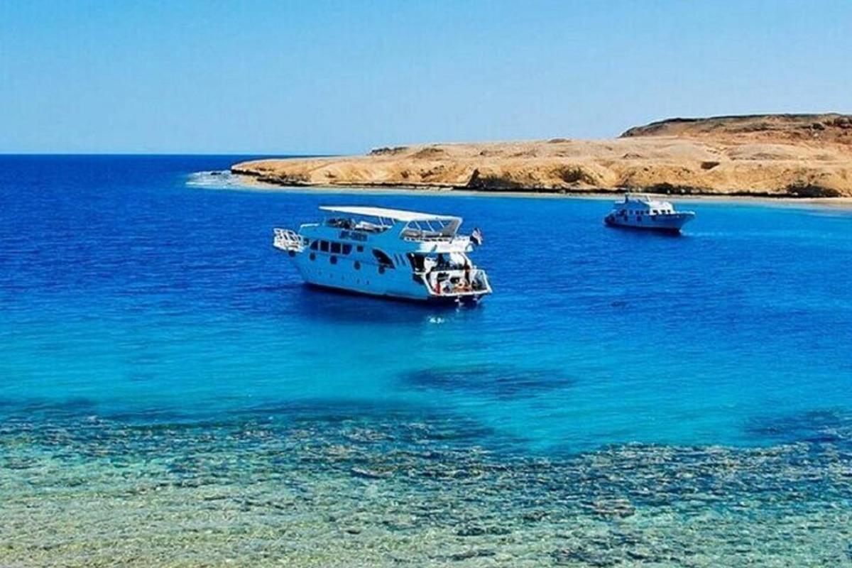 dois barcos flutuando na água do oceano