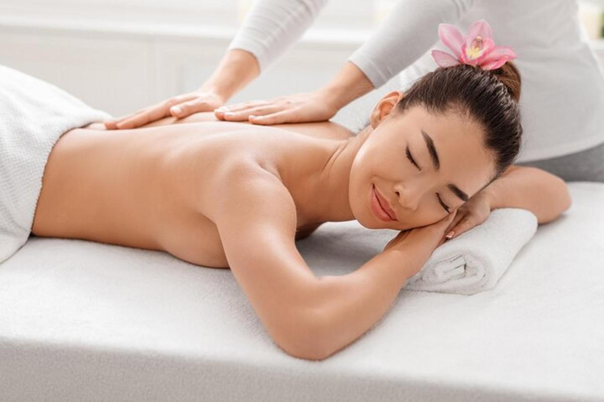 una donna che riceve un massaggio in una spa
