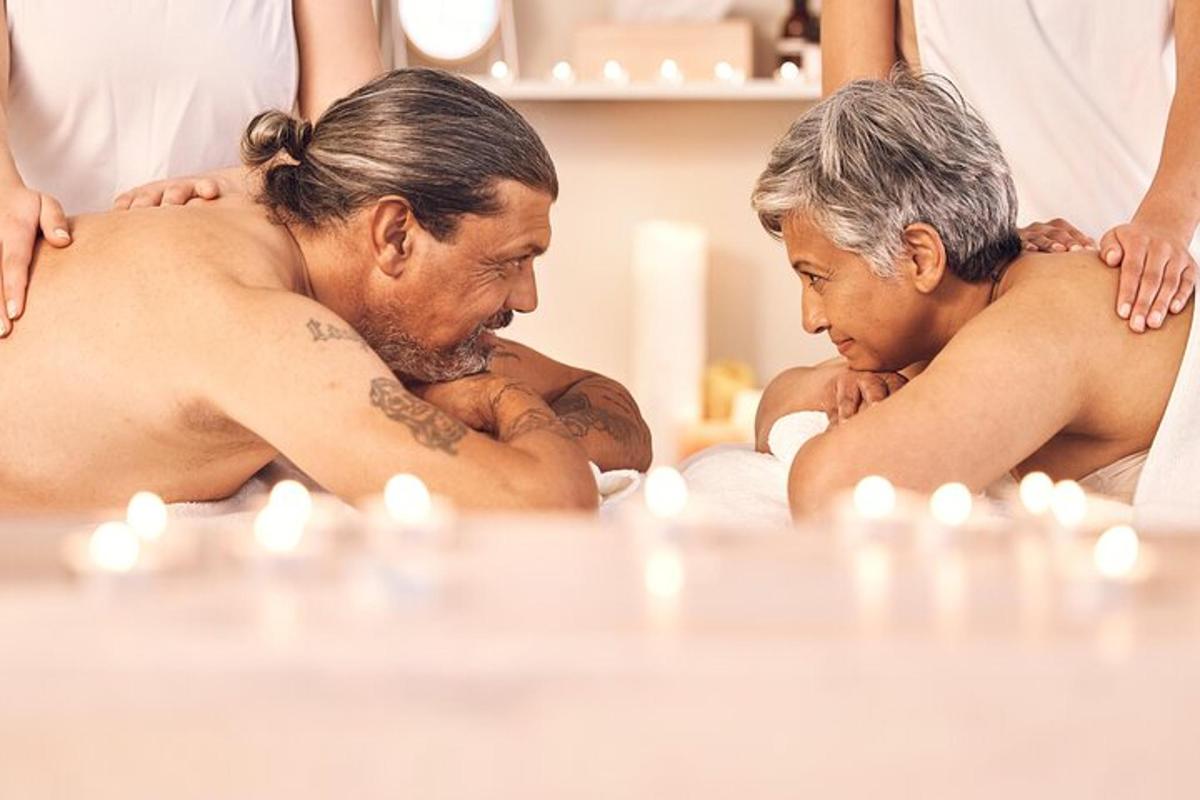 due uomini che ricevono un massaggio nella vasca da bagno