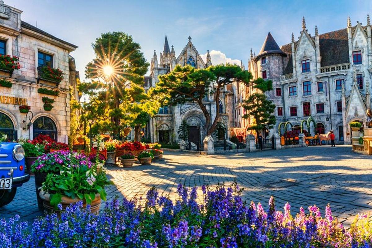 un cortile con fiori ed edifici in una città
