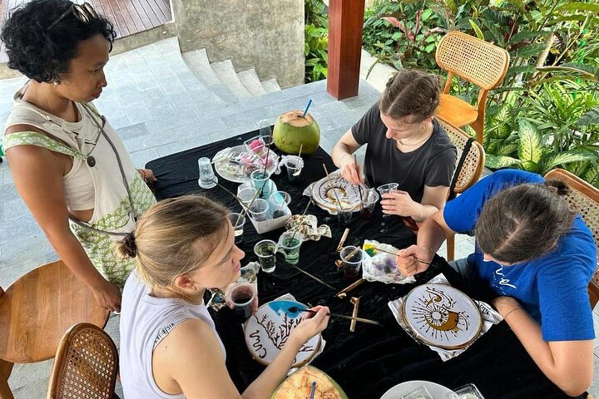 sekumpulan orang duduk mengelilingi meja makan makanan