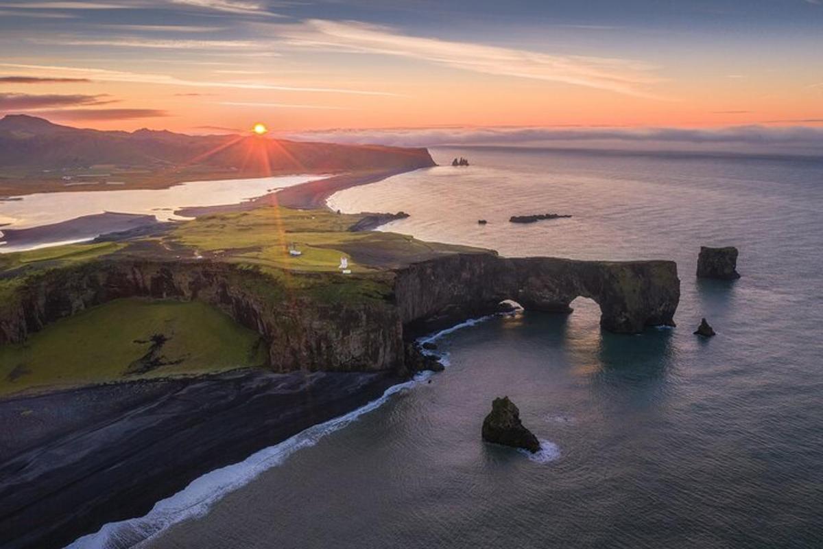 una illa a l'oceà amb la posta de sol al fons