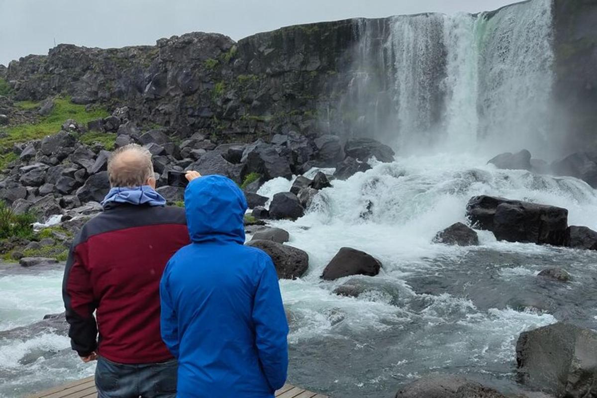 due persone in piedi davanti a una cascata