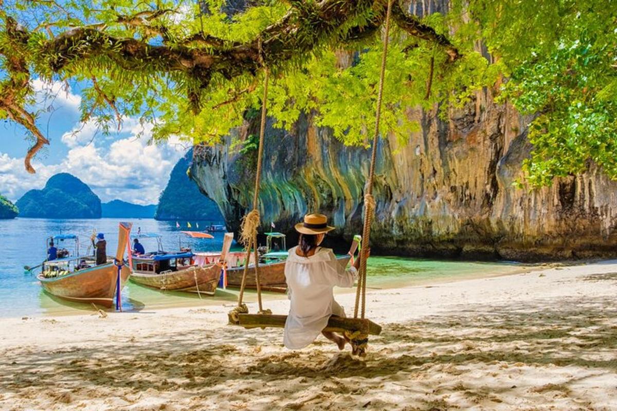 moški sedi na gugalnici na plaži