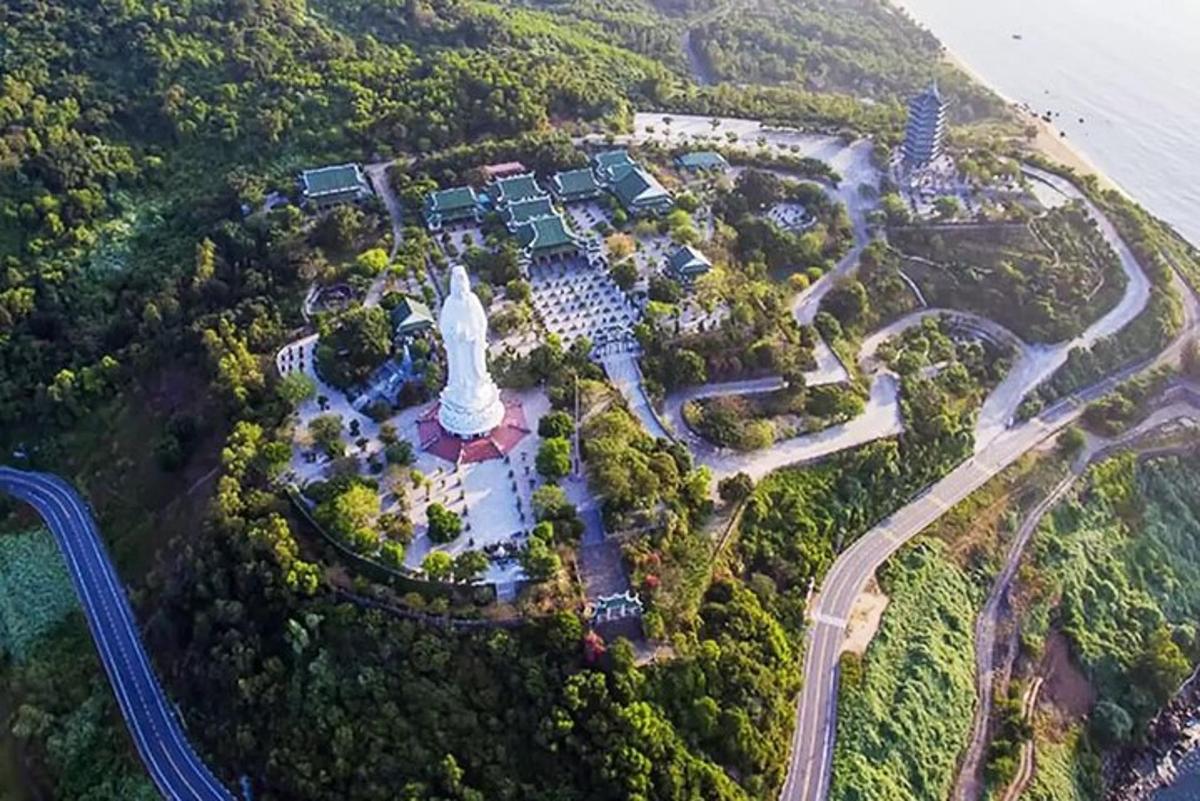 uma vista aérea de uma ilha com um grande monumento