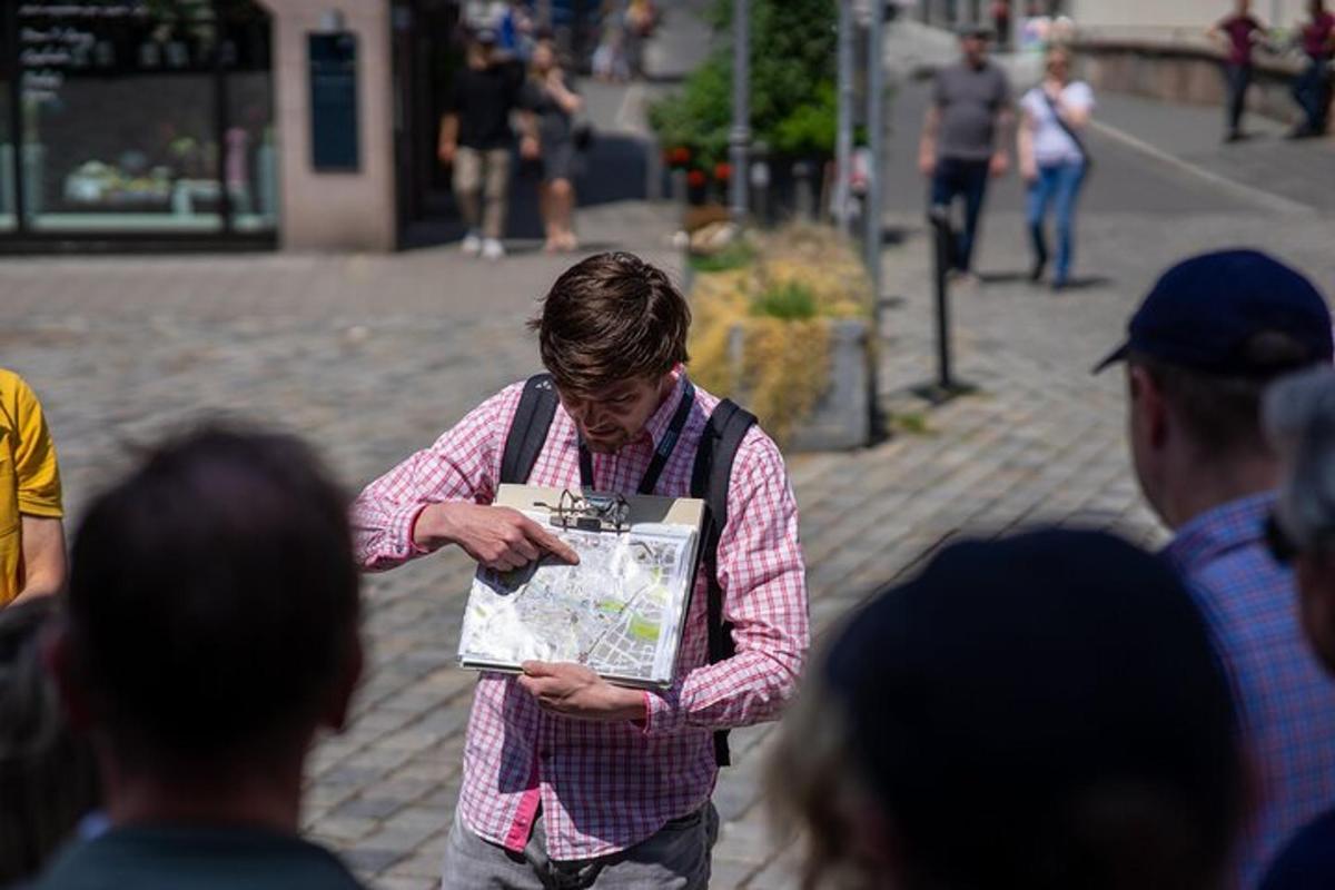 un uomo che guarda una mappa in mezzo a una folla di persone