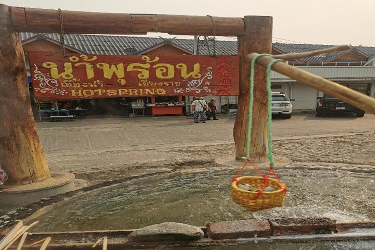 một xô nước trước tòa nhà