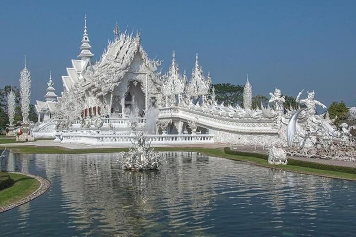 một tòa nhà màu trắng có đài phun nước trong nước