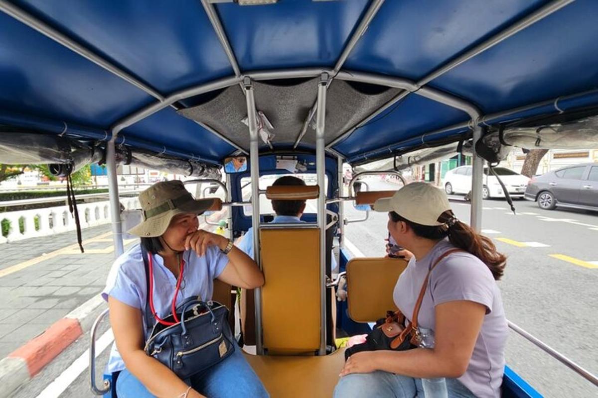 skupina ľudí sediacich v autobuse