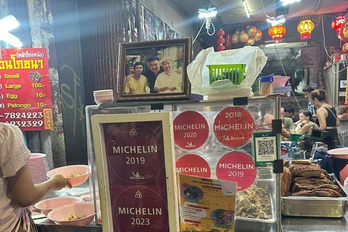 obchod s vystavenými potravinami na trhu