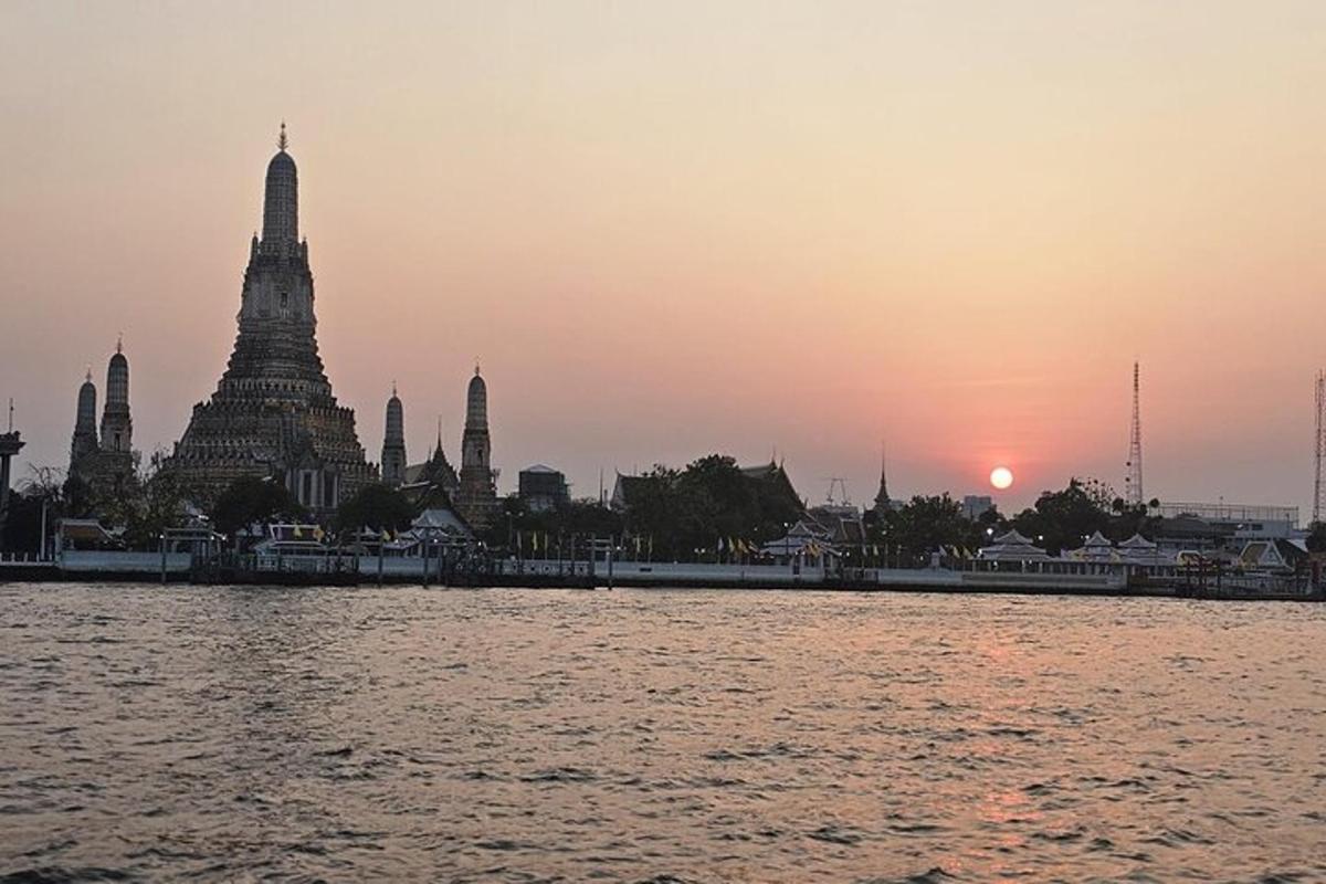 et tempel set fra vandet ved solnedgang