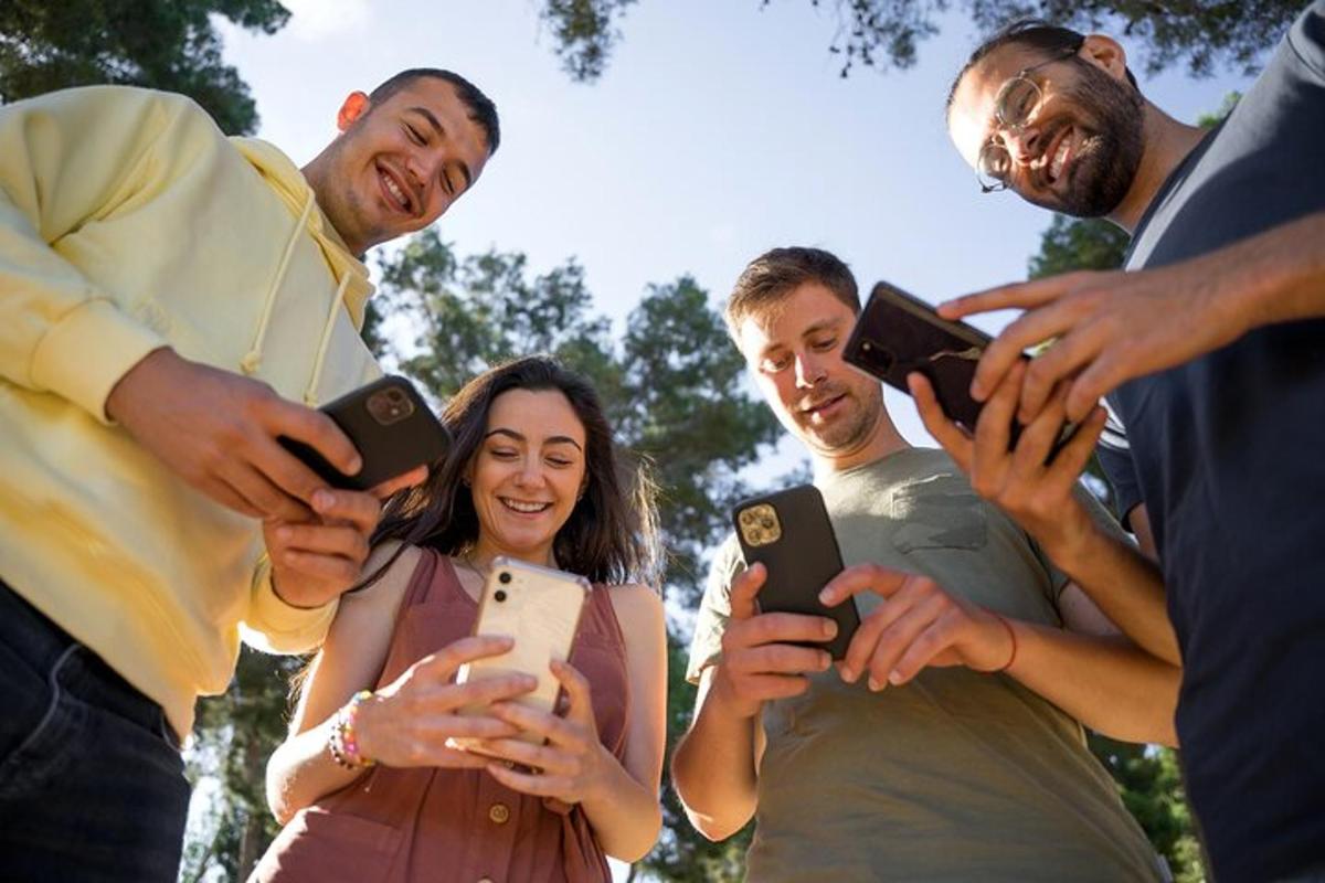 skupina lidí, kteří si fotí mobilními telefony
