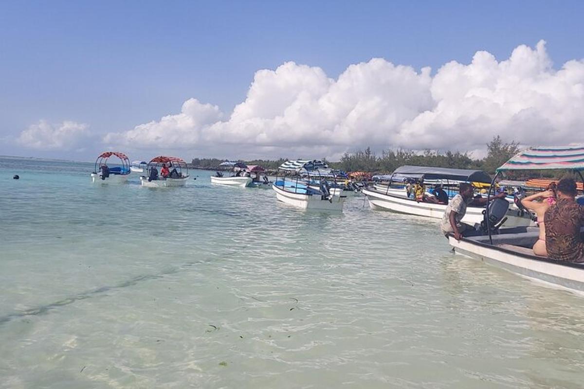 група чамаца у води на плажи