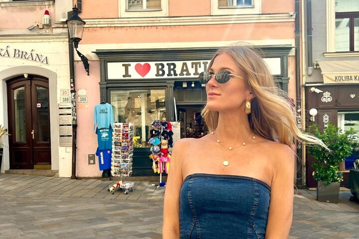 een vrouw met een zonnebril die voor een winkel staat