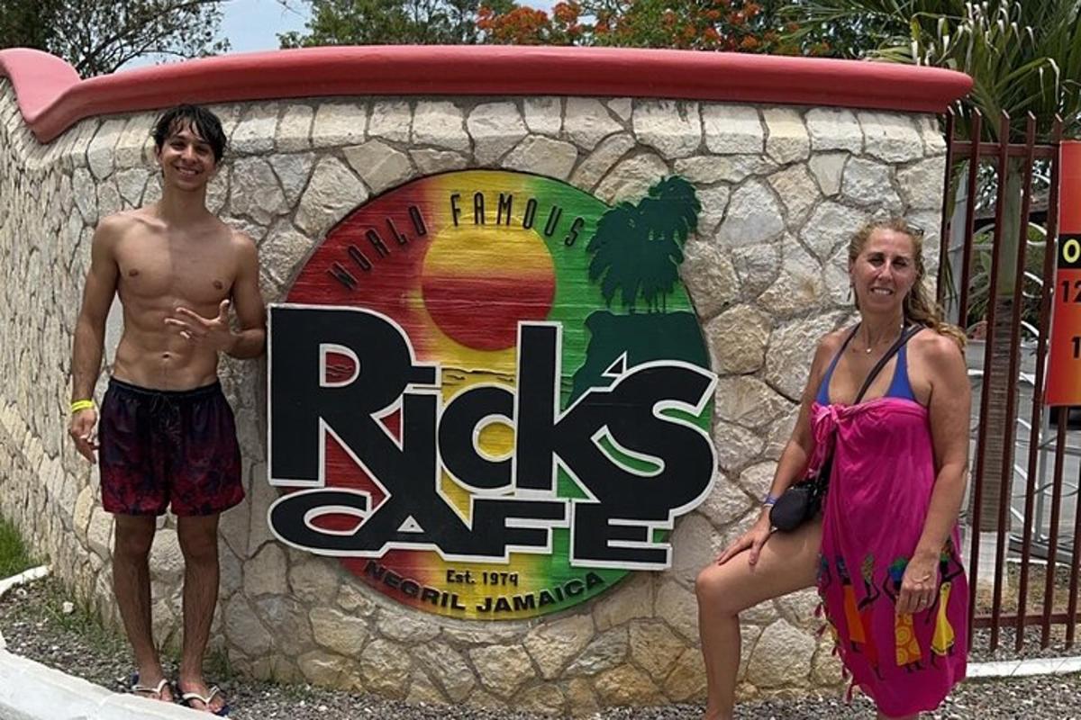 un uomo e una donna in piedi davanti a una parete rocciosa