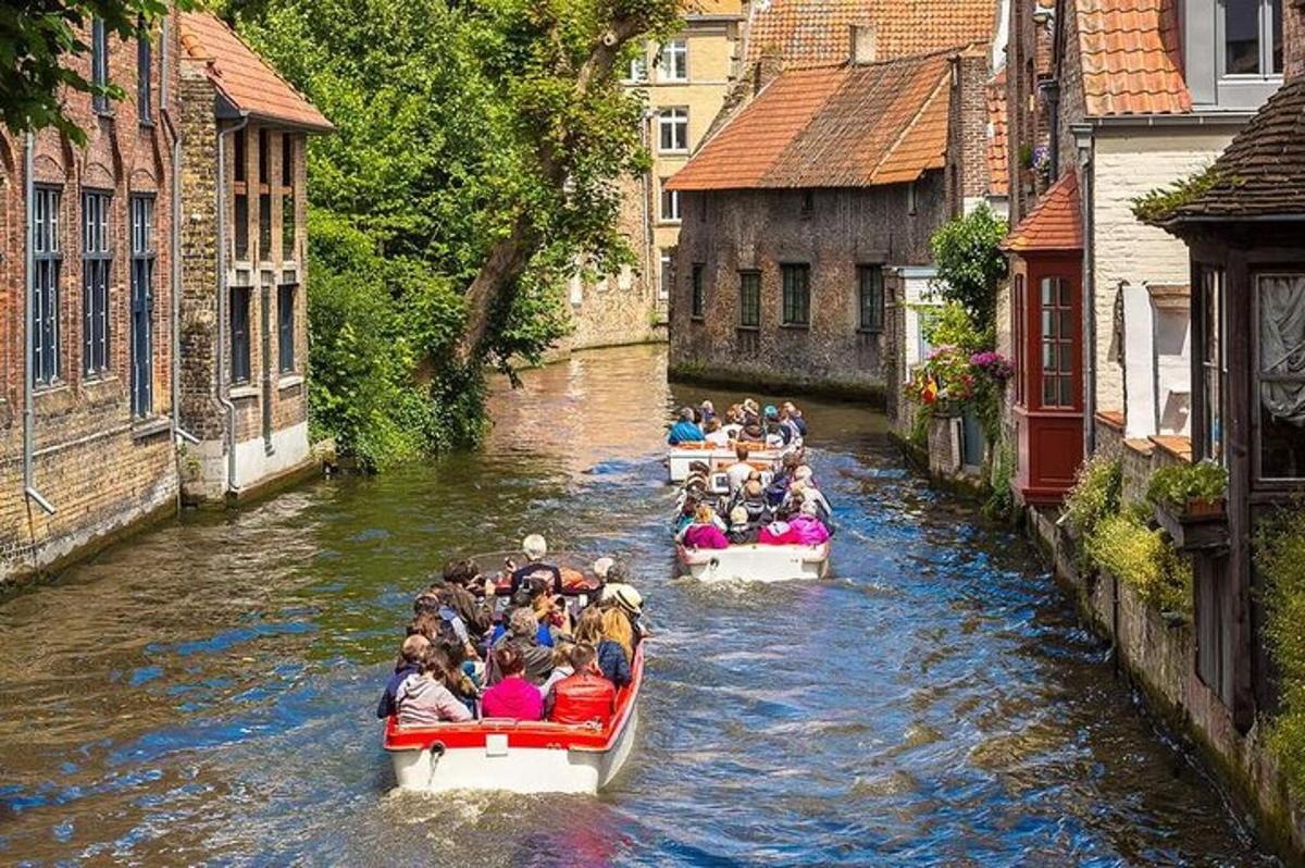 Un grupo de personas viajando en botes por un canal