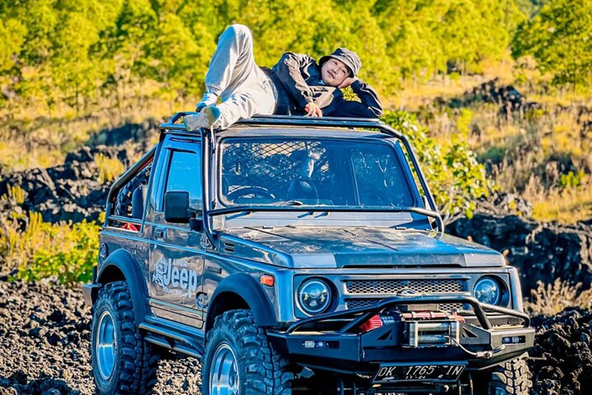 un uomo sdraiato sul tetto di un camion blu