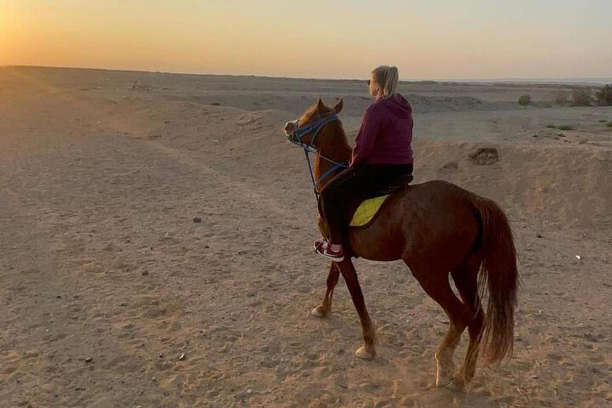 una donna a cavallo nel deserto