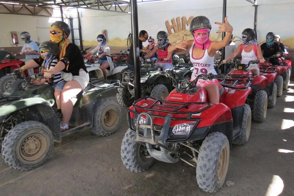 un grup de oameni care merg pe ATV-uri