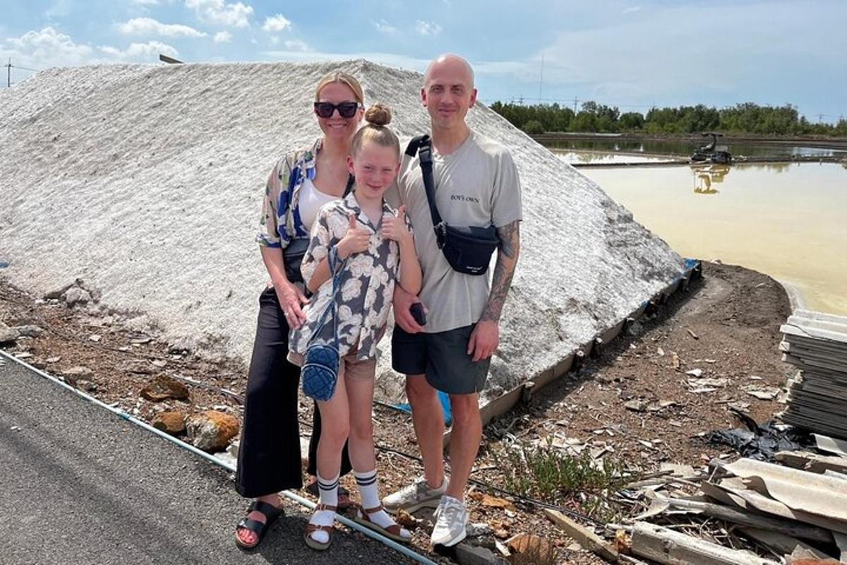 rodina pózující pro fotografii na kraji silnice