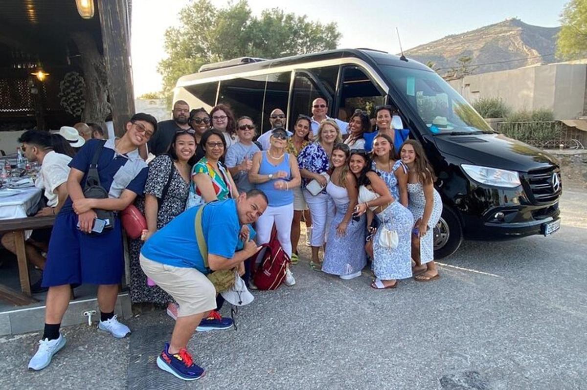 um grupo de pessoas em pé na frente de um ônibus
