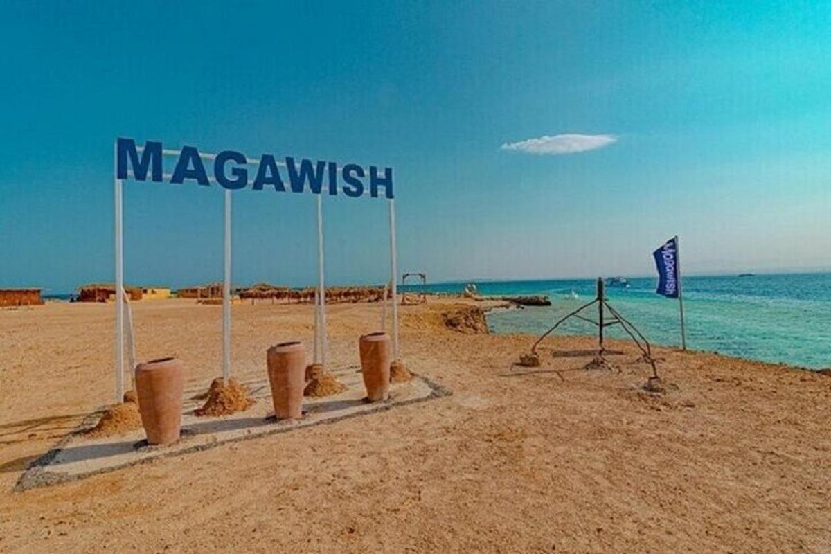 znak na plaži z oceanom v ozadju