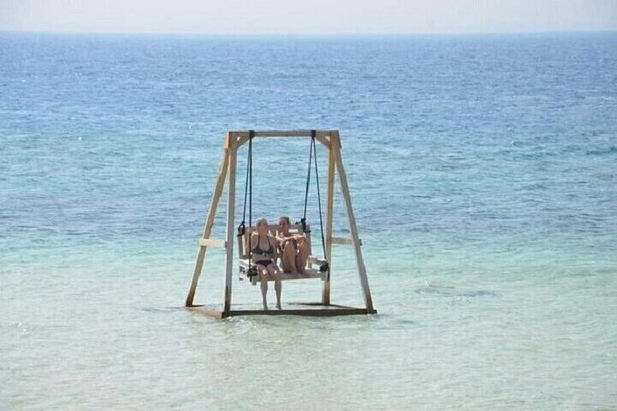 un'altalena nell'acqua dell'oceano