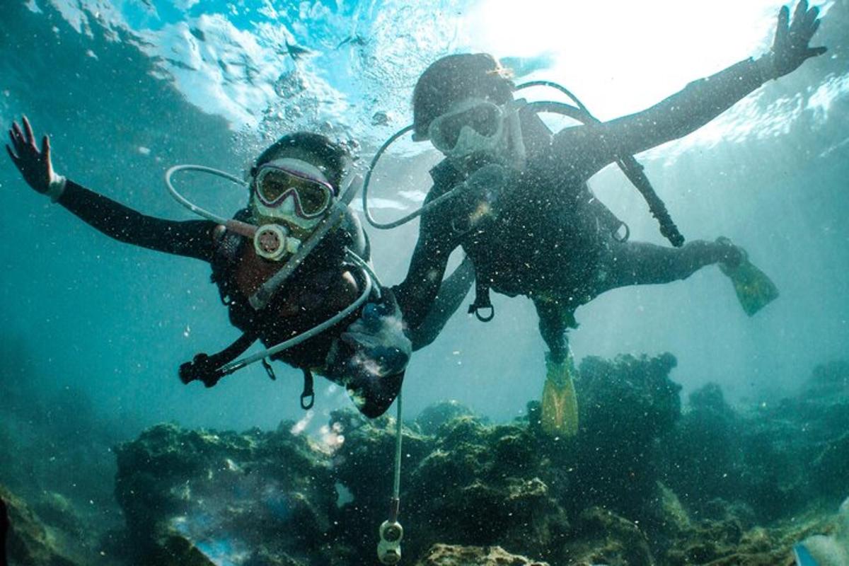 due persone stanno facendo immersioni subacquee in acqua