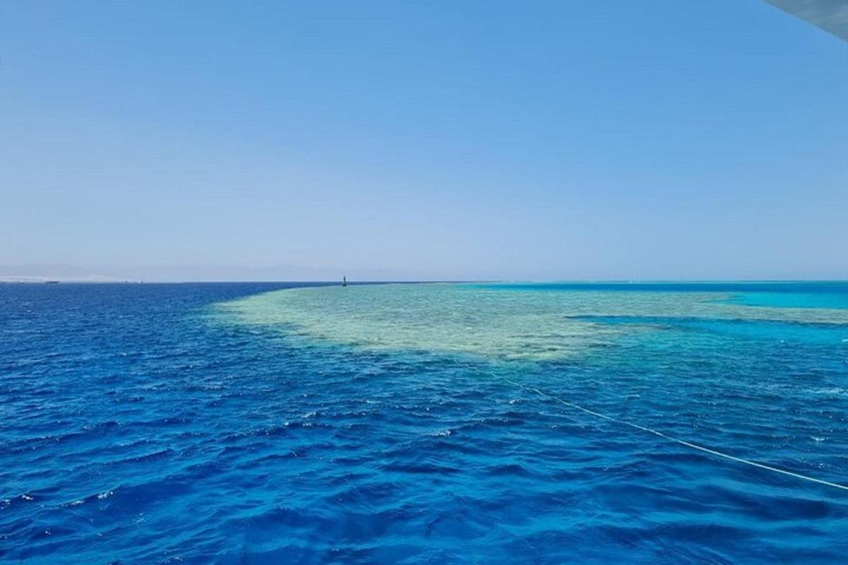 un'isola in mezzo a un grande specchio d'acqua